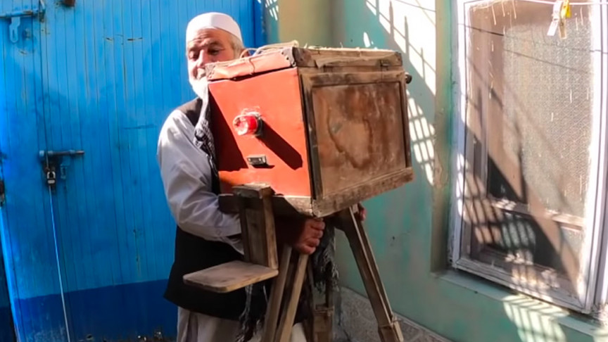 Traveler Gets Portrait Taken With 100-Year-Old Camera | IE
