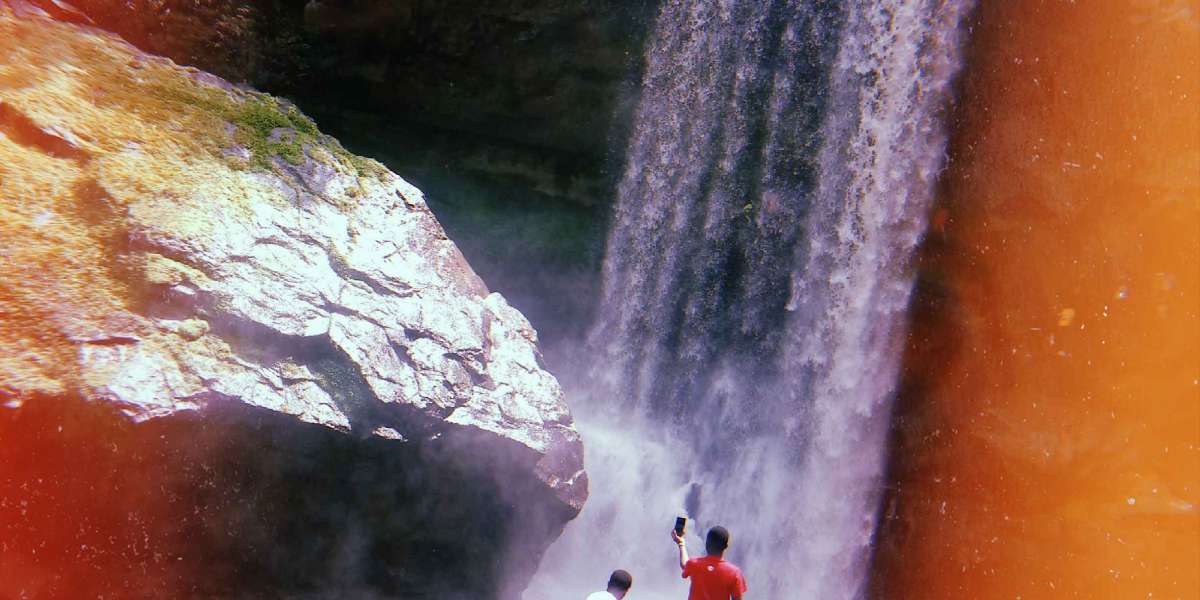 The Koromosho Falls.