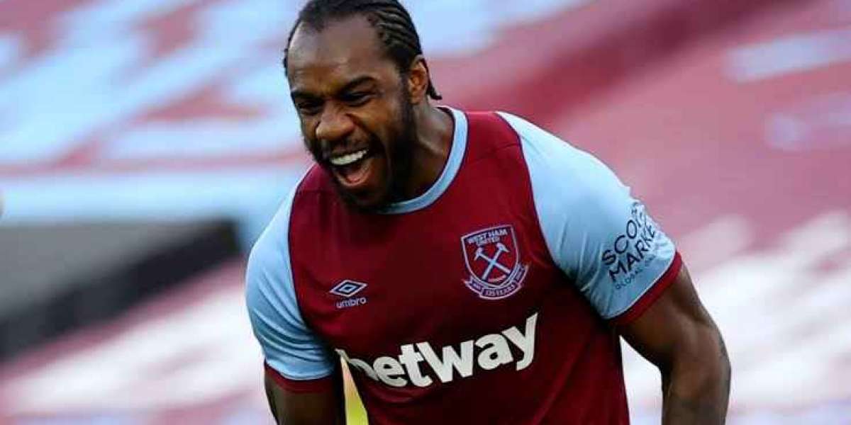 Record-breaker Antonio helps Hammers thrash Foxes