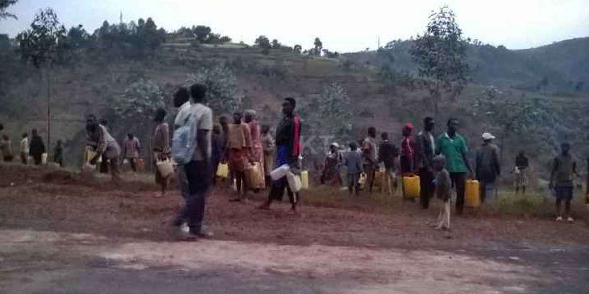 Bateje akavuyo bashaka kuvoma mazutu y’ikamyo yahirimye