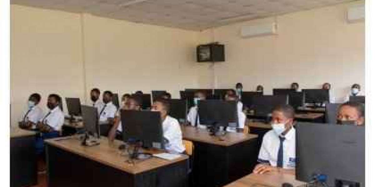 Samsung yahaye Rwanda Coding Academy ibikoresho by’ikoranabuhanga bizafasha abanyeshuri guhanga udushya