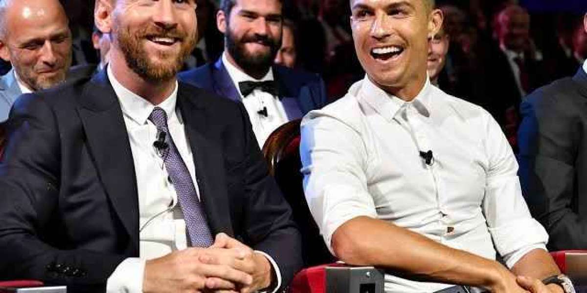 Lewandoski !!!Ronaldo and Messi snub each other at FIFA Best Awards