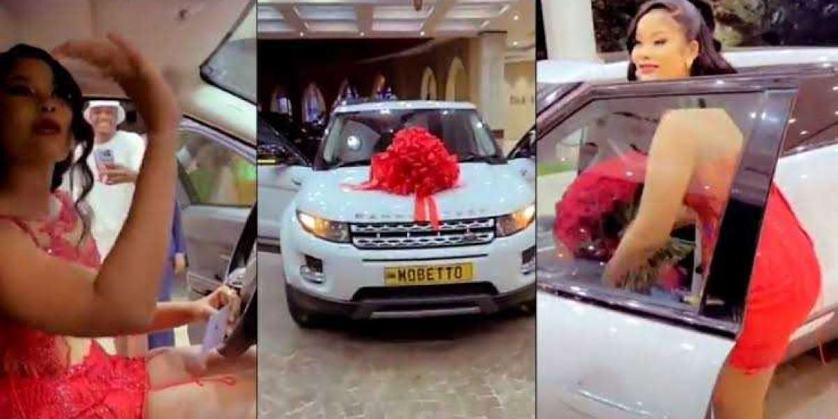 Hamisa Mobetto gifted new Range Rover by mysterious lover.
