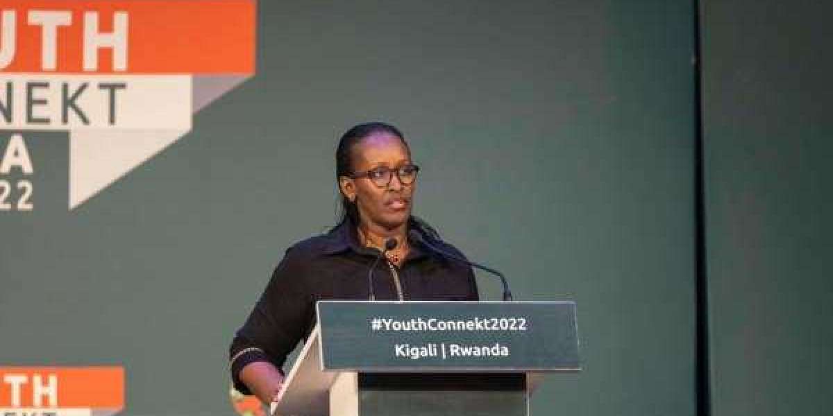 Madamu Jeannette Kagame yasabye urubyiruko kudakurwa umutima n’ibibazo byugarije Isi