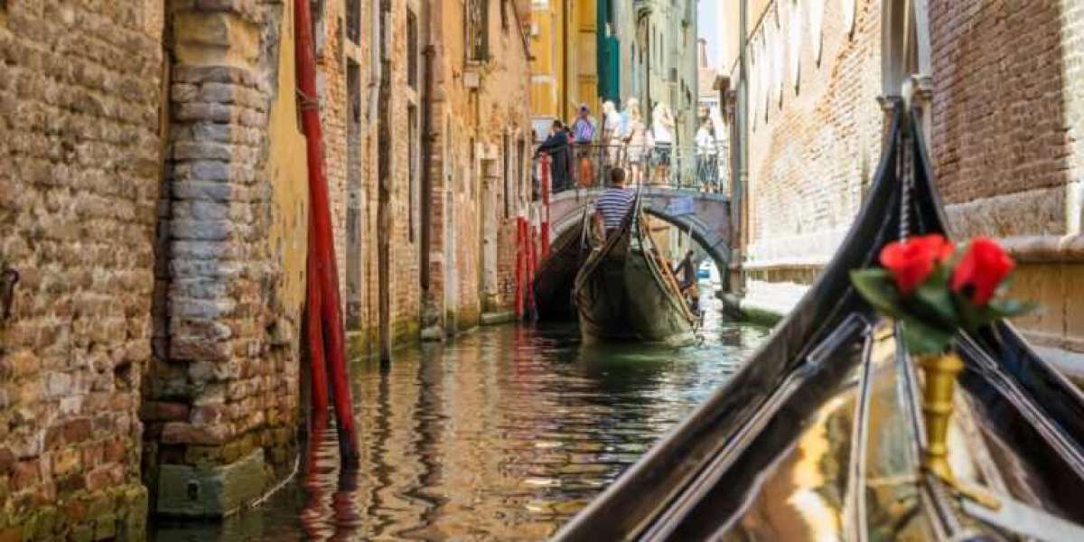 Discover the Magic of Venice: Exploring the City's Iconic Gondola Tours
