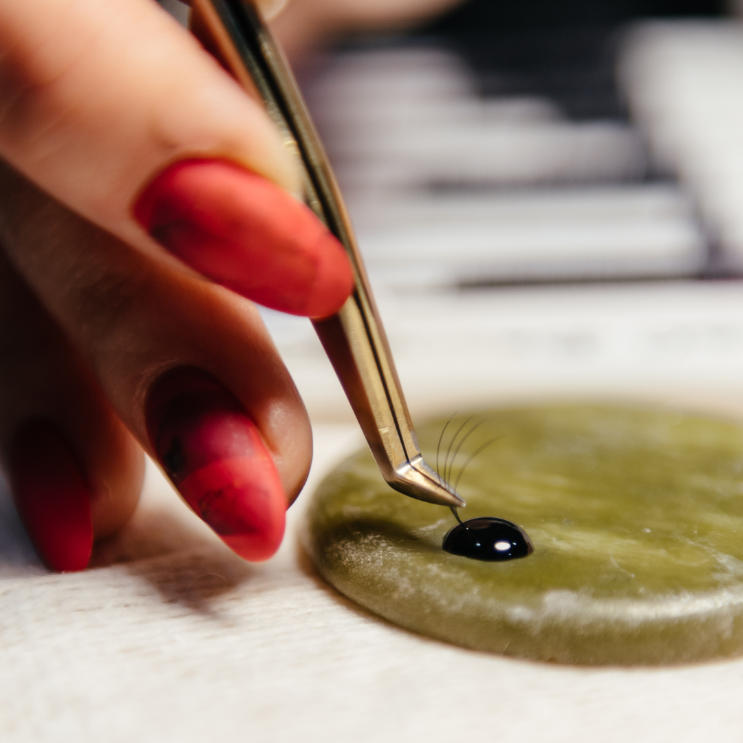 Essential Tips When Using Lash Glue: A Comprehensive Guide from Lash Box