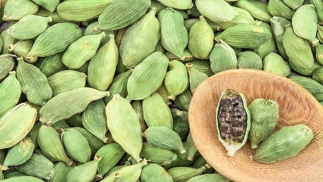 Eating Cardamom: A Precious Companion Of Taste And Health