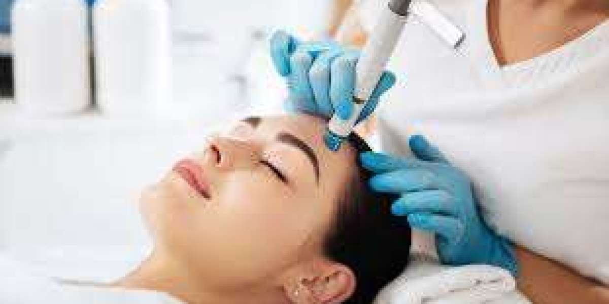 How HydraFacial Treatment in Dubai Can Combat Acne and Blemishes