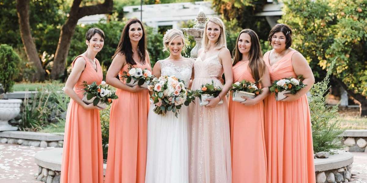 Wedding Guide: When to Pick Bridesmaid Dresses