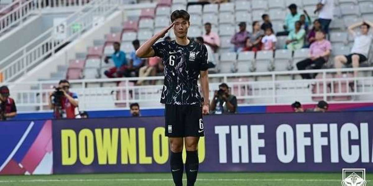 After scoring his debut goal in 42 seconds, Lee Young-Joon is named Grasshopper Player of the Month for August