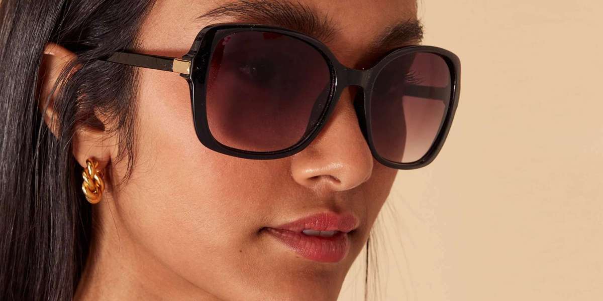 The Timeless Appeal of Oversized Sunglasses: A Style Statement for Every Season