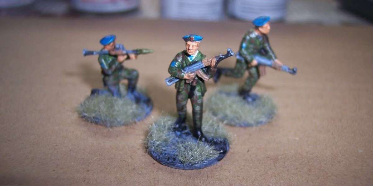 How to Paint Uniforms on 1/72 Figures for Authenticity