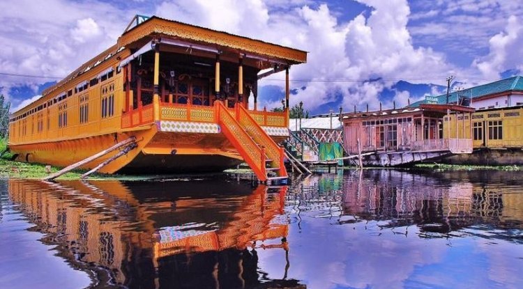 Luxury Redefined – Stay in Srinagar’s Exquisite Houseboats
