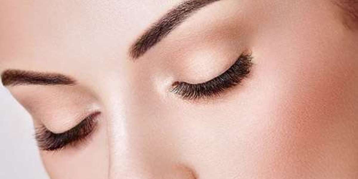 Comparing Global Eyelash Transplant Trends: USA vs. Asia