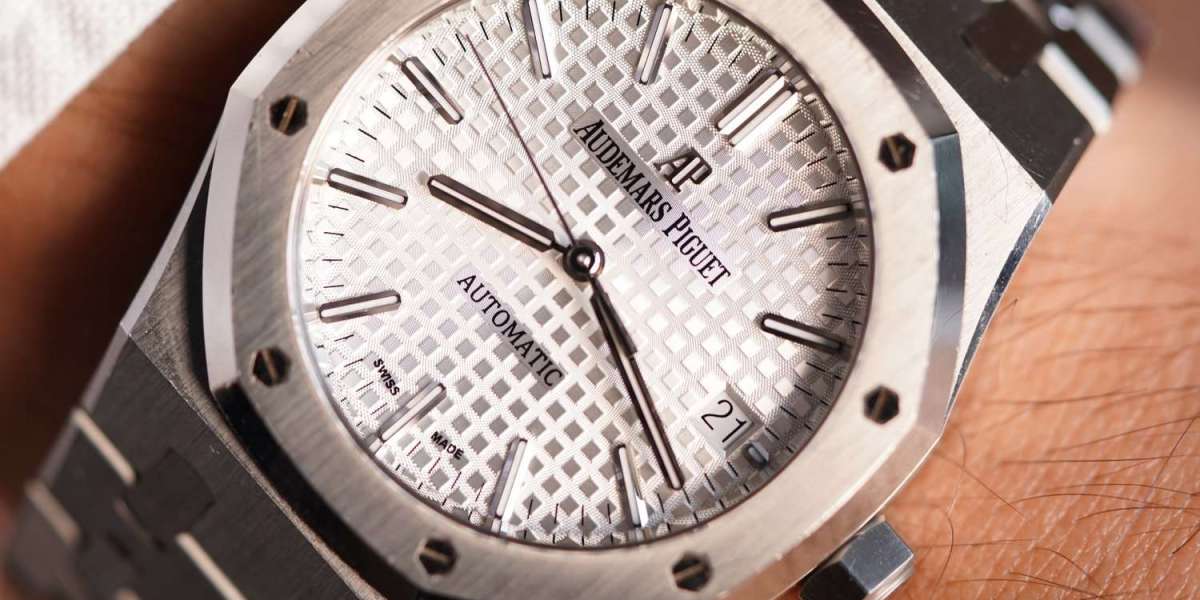 « Audemars Piguet Royal Oak 15450ST : Entre éclat et dilemmes, une montre qui défie le temps »