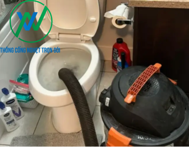 Hướng dẫn cách thông bồn cầu bằng máy hút bụi dễ làm tại nhà