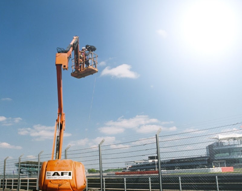 Reasons Tracked Cherry Pickers Excel in Outdoor Environments