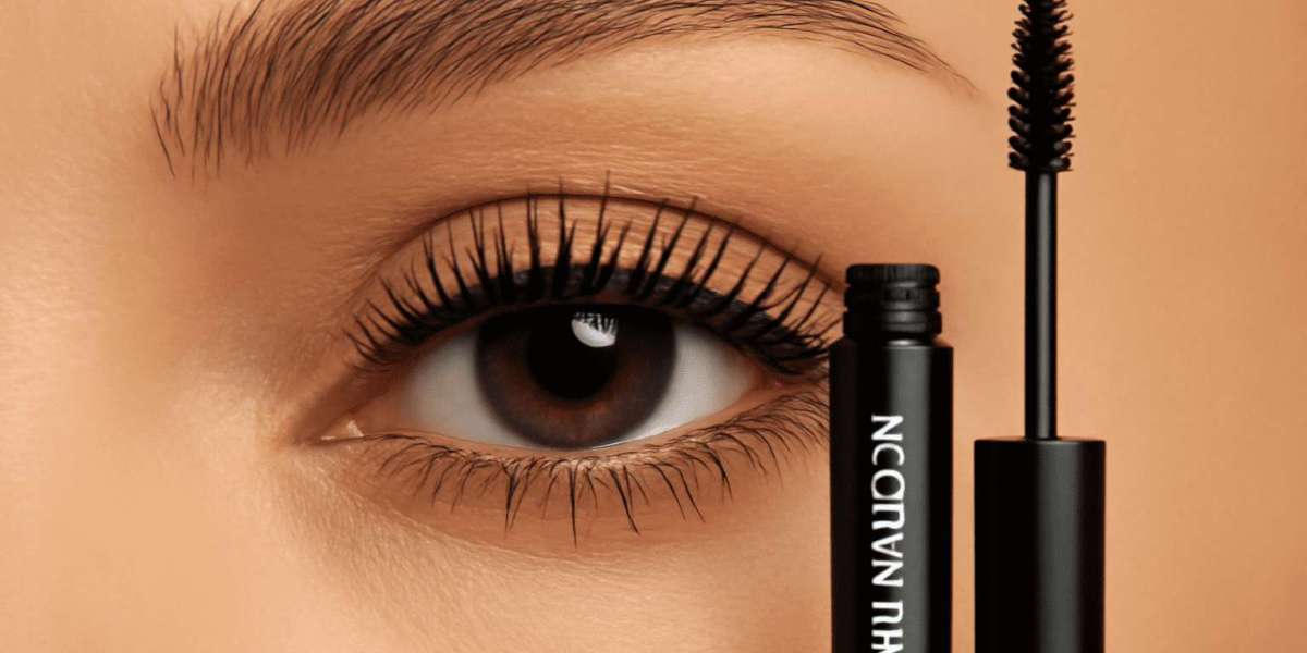How Tubing Mascara Keeps Your Lashes Perfect Through Every Activity
