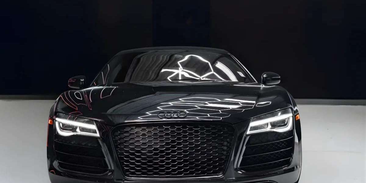 An Elevated Driving Moment Across Houston’s Open Streets